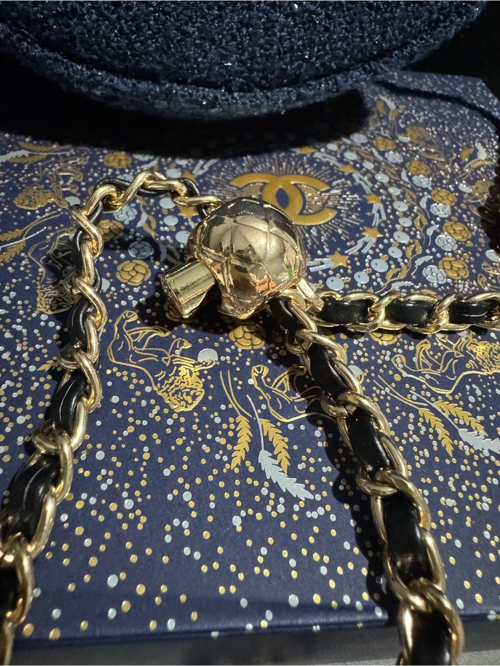 Chanel Beauté Round Navy Holiday edition GWP upgraded with Chain Crossbody Bag - Picture 6 of 11